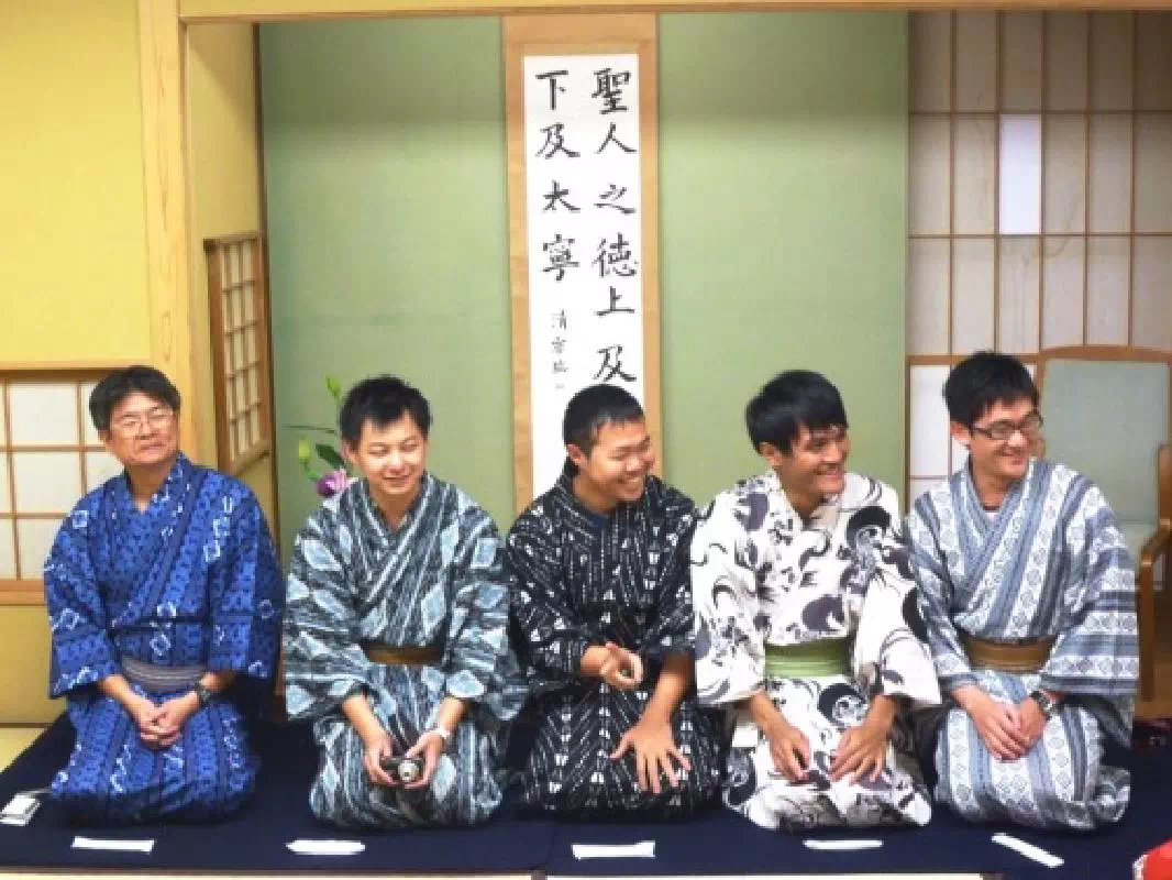 Private Yukata (Light Cotton Kimono) Wearing Lesson in Tokyo with Souvenir