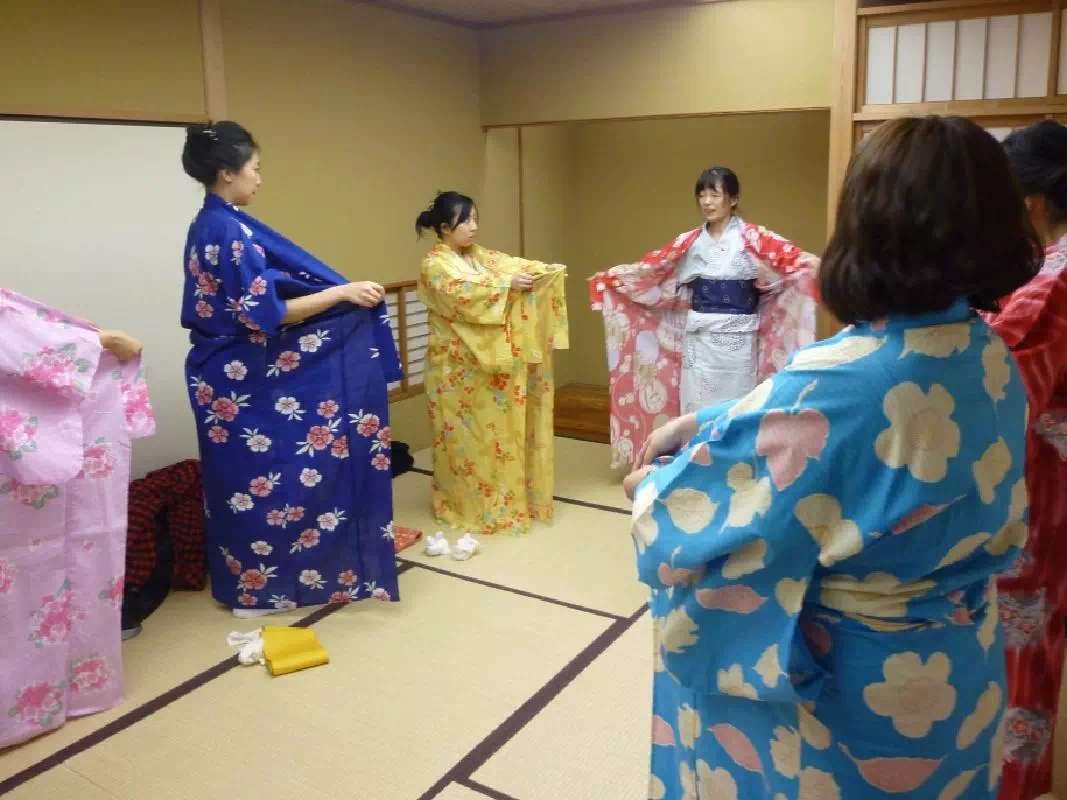 Private Yukata (Light Cotton Kimono) Wearing Lesson in Tokyo with Souvenir