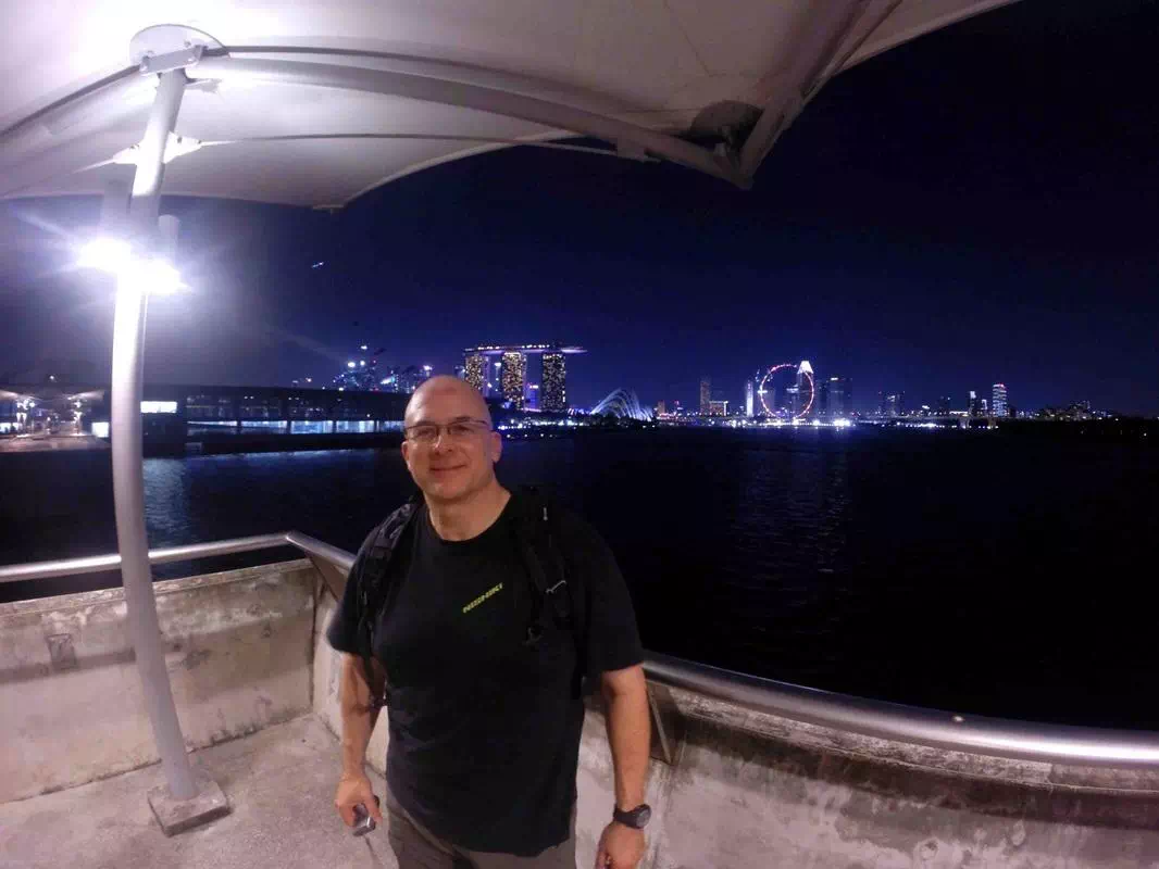 Evening Singapore Highlights Bike Tour with Marina Bay Lights and Water Show