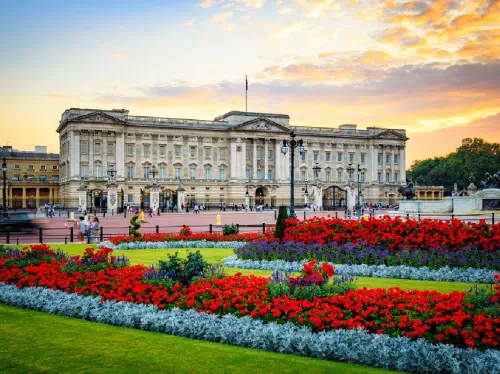 Buckingham Palace, Tower of London and Thames River Cruise Full-Day Tour