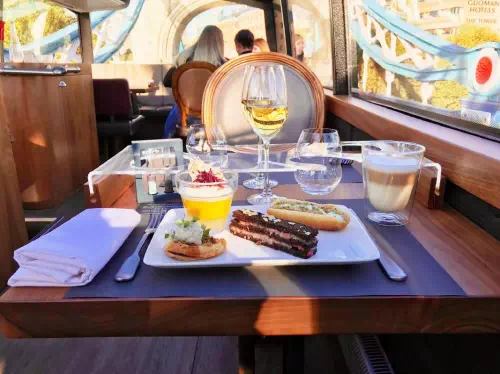 London Gourmet Meal by Luxury Bus with Glass Rooftop and Optional Wine Pairing