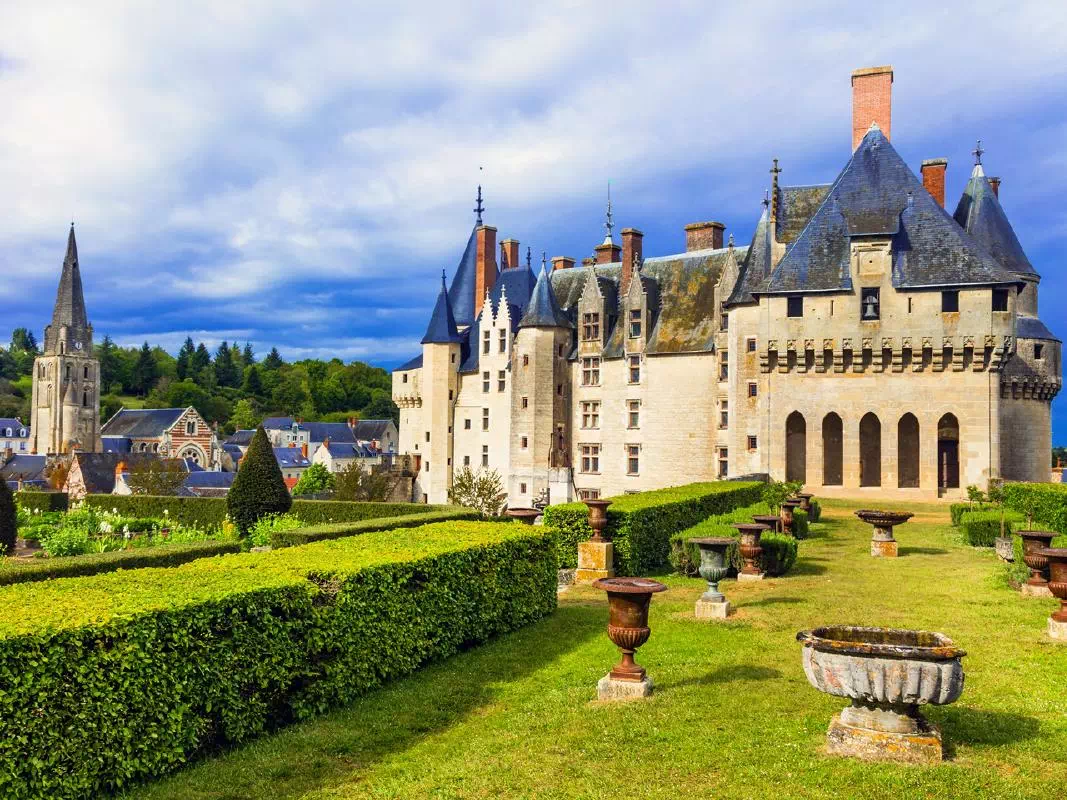 Mont Saint-Michel Abbey and Loire Valley Castles 2-Day Tour from Paris 