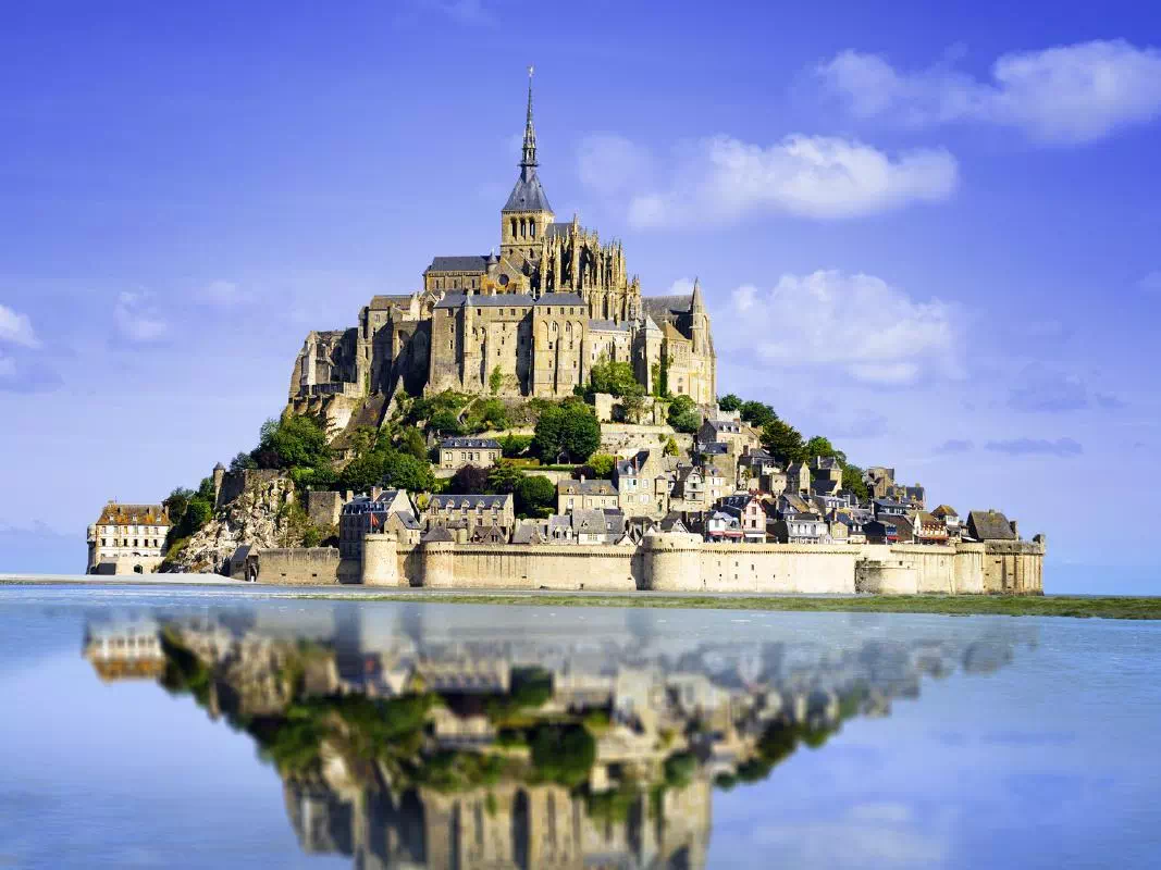 Mont Saint-Michel Abbey and Loire Valley Castles 2-Day Tour from Paris 