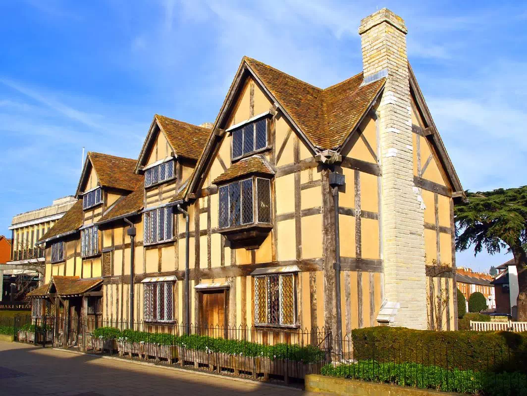Oxford, Warwick Castle and Cotswolds Tour with Stratford-upon-Avon VIP Access