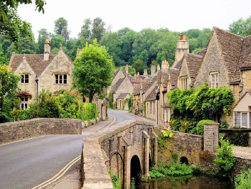 Oxford, Cotswolds, Stratford and Warwick Castle Tour with Lunch from London