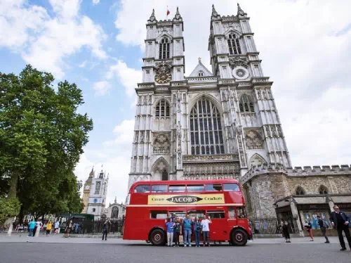 Tower of London and Westminster Abbey Vintage Red Bus Tour with Afternoon Tea