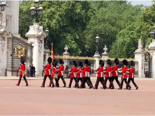 London Full Day Tour with Changing of the Guard and Champagne Afternoon Tea