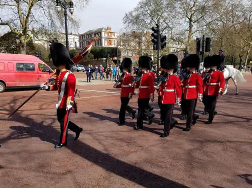 Express Westminster Abbey Tour with Changing of the Guard and Buckingham Palace