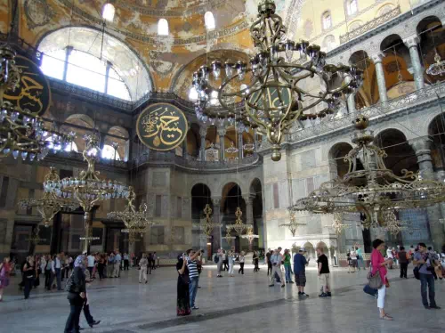 Istanbul Half Day Tour with Topkapi Palace and Sultan Tombs in Hagia Sophia