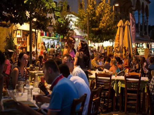 Athens Night Tour with Meze and Drinks in a Small Group