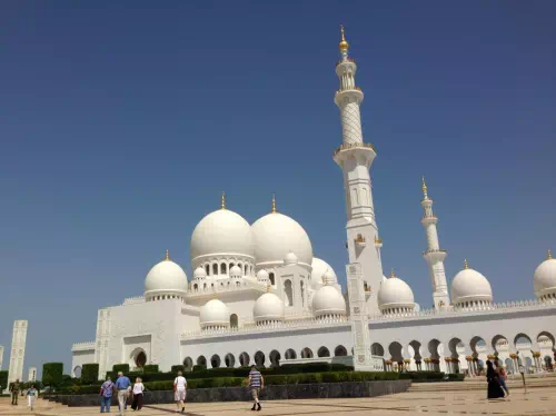 Private Full Day Abu Dhabi Tour From Dubai with Lunch at Emirates Palace