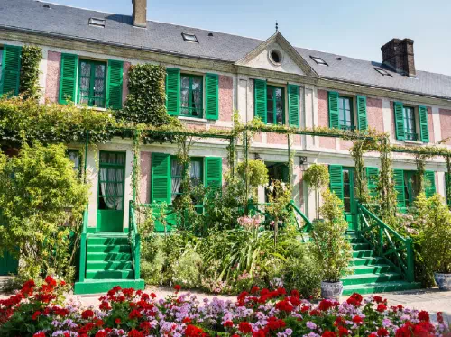 Monet Giverny Gardens and Skip the Line Versailles Palace Tour from Paris