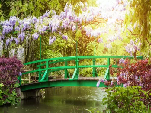 Monet Giverny Gardens and Skip the Line Versailles Palace Tour from Paris