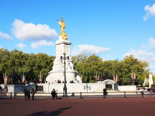 Buckingham Palace Tour with Changing of the Guard and Afternoon Tea
