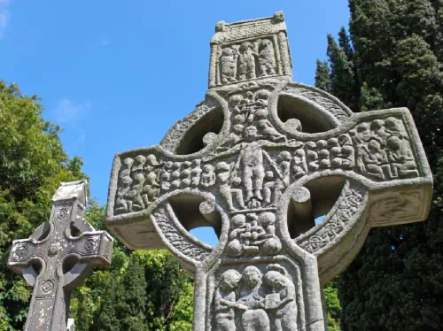Ancient Ireland Full Day Tour to Castles and Tombs from Dublin