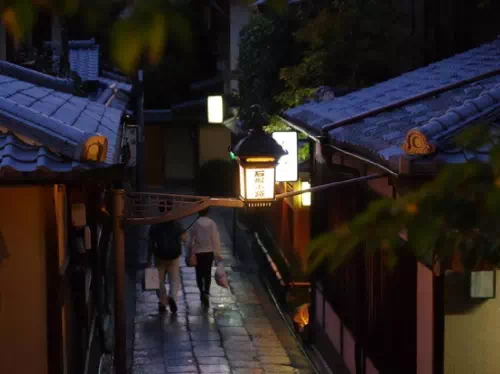 Kyoto Gion Geisha District Evening Walking Tour with English-Speaking Guide