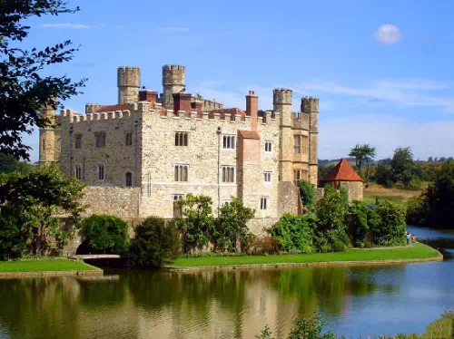 Leeds Castle, Canterbury Cathedral and Cliffs of Dover Day Tour from London