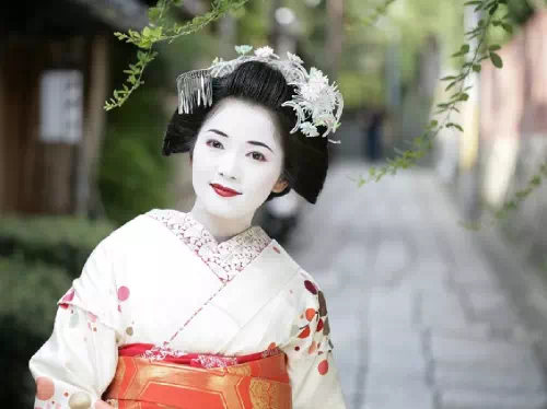 Kyoto Maiko Makeover and Samurai Dress-up Experience with Optional Stroll Plan