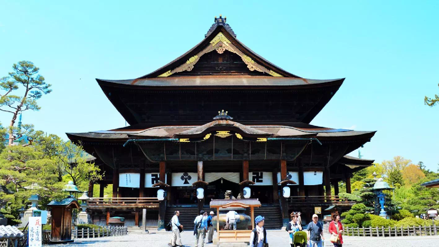 Jigokudani Monkey Park Tour from Nagano with Zenkoji Temple and Sake Tasting