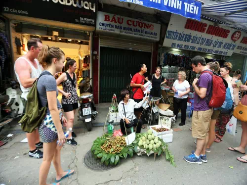 Hanoi Street Food Tour by Night with Old Quarter Market Visit