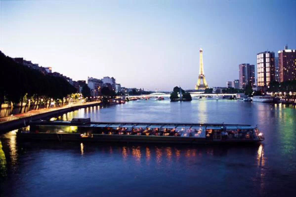 Paris Bateaux Parisiens Illuminations Dinner Cruise with Live Music