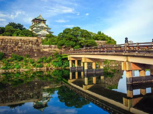 Osaka Walking Tour to Osaka Castle, Umeda Sky Building and Aqua Liner Cruise