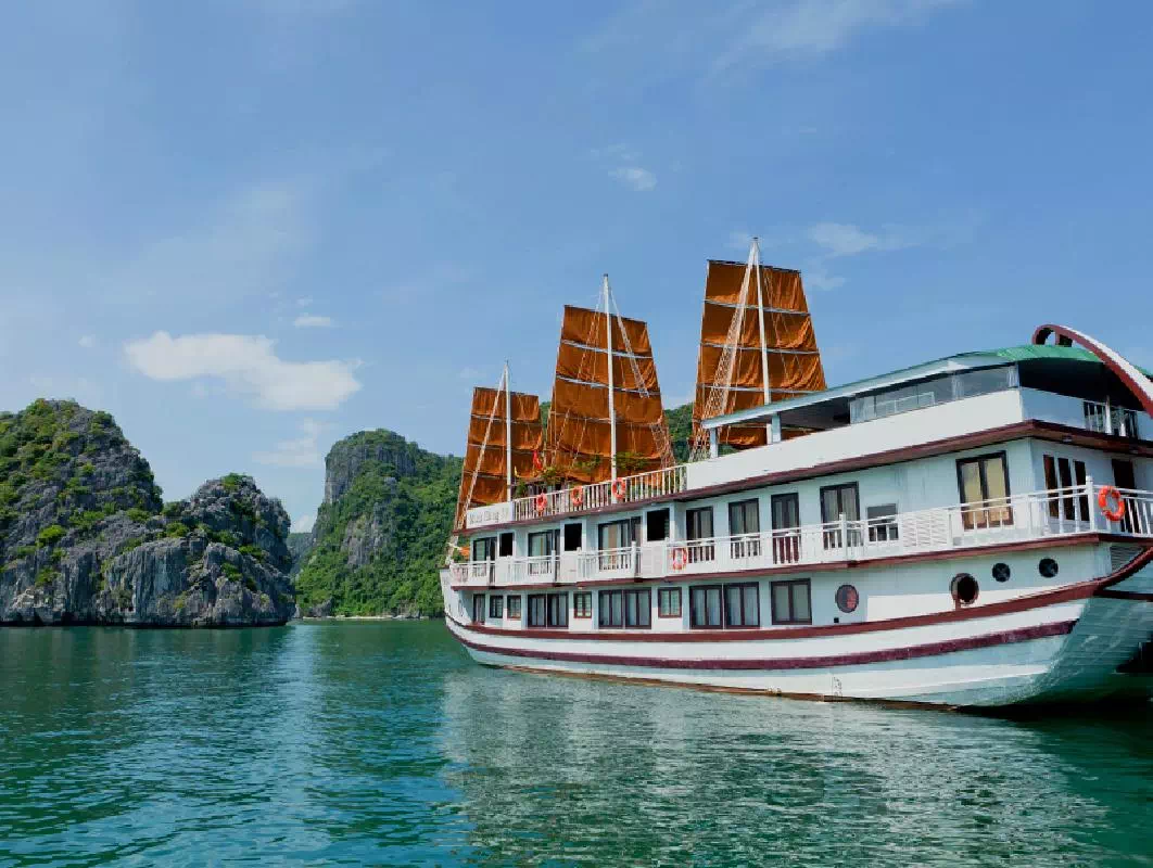 Ha Long Bay Cruise and Hanoi Hotel 3-Day Combo Package with Transfers