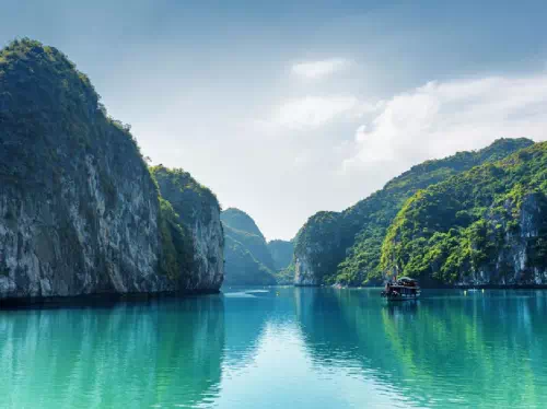 Ha Long Bay Cruise and Hanoi Hotel 3-Day Combo Package with Transfers