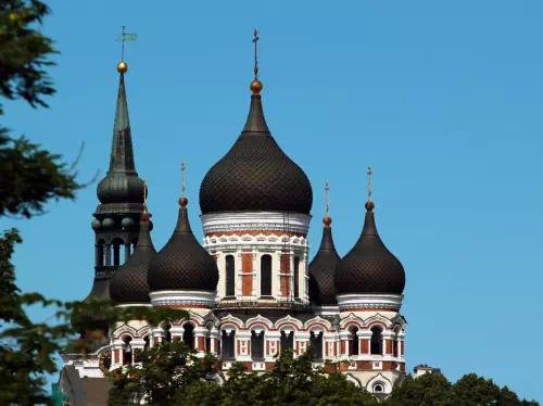 Tallinn City Guided Sightseeing Coach and Walking Tour