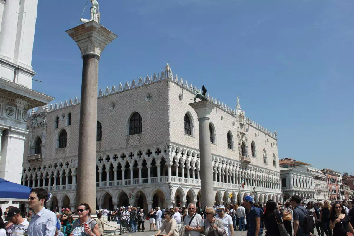 Doge's Palace & Golden Basilica Fast Track Tour with Gondola Ride & Glassblowing