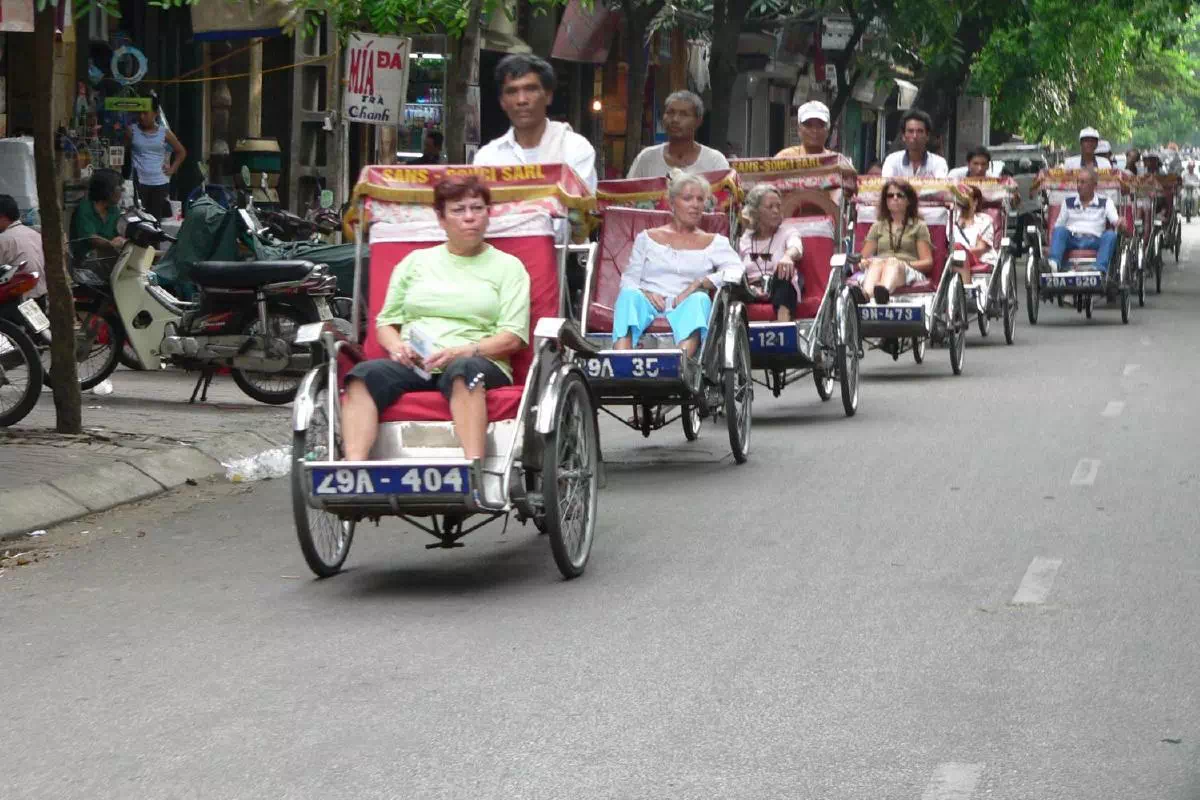 Hanoi Evening Cyclo Tour with Water Puppet Show