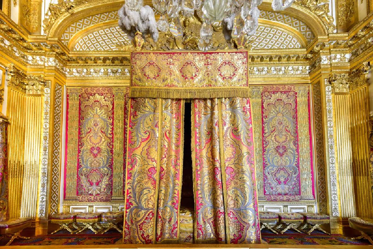 Skip the Line: Versailles Morning Guided Tour from Paris in a Small Group