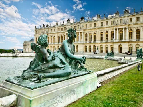 Skip the Line: Versailles Morning Guided Tour from Paris in a Small Group