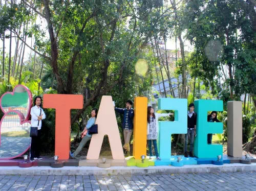 Taipei City Tour by Bike and Metro with Hike to Elephant Mountain
