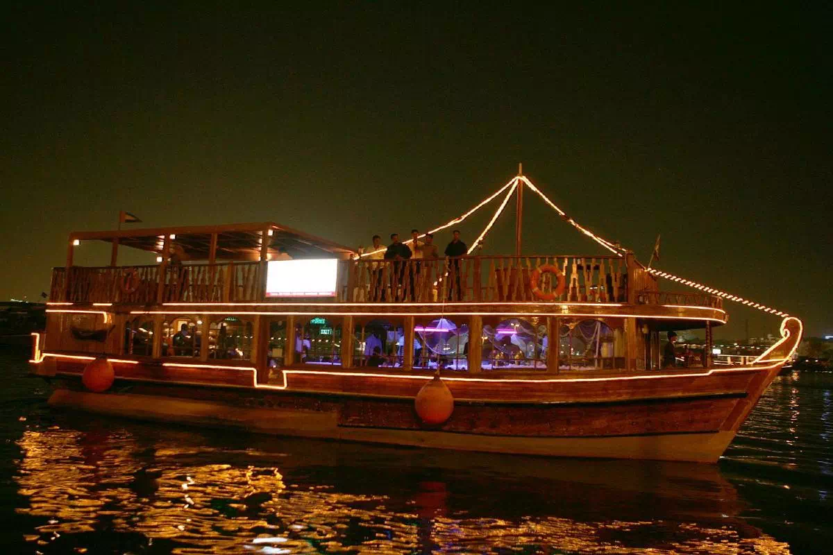 Abu Dhabi Dhow Dinner Cruise with Arabian Buffet