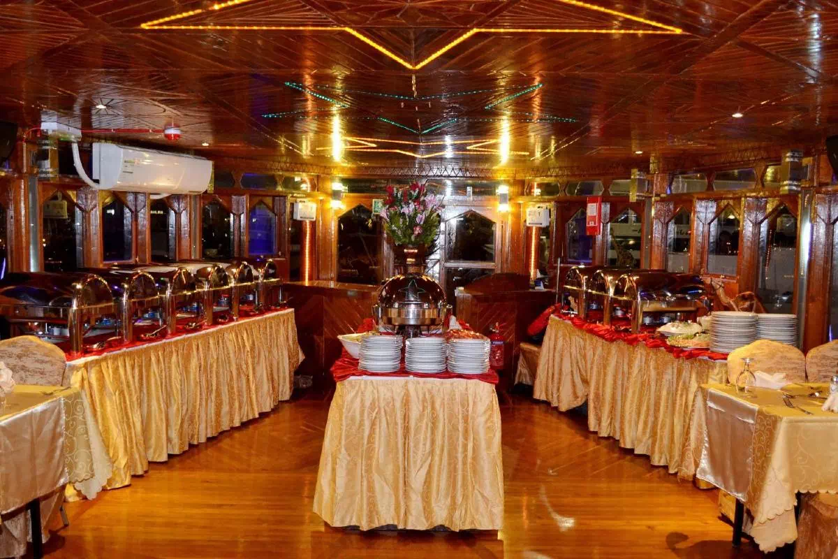 Abu Dhabi Dhow Dinner Cruise with Arabian Buffet