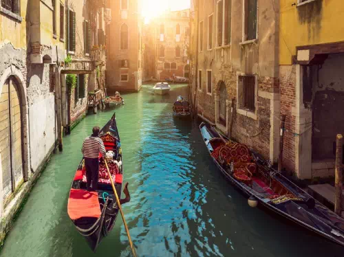 Venice Grand Canal and Hidden Waterways Gondola Ride with Mobile Guide