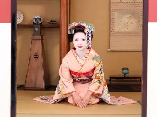 Kyoto Maiko or Geisha Makeover Experience with Optional Gion Stroll