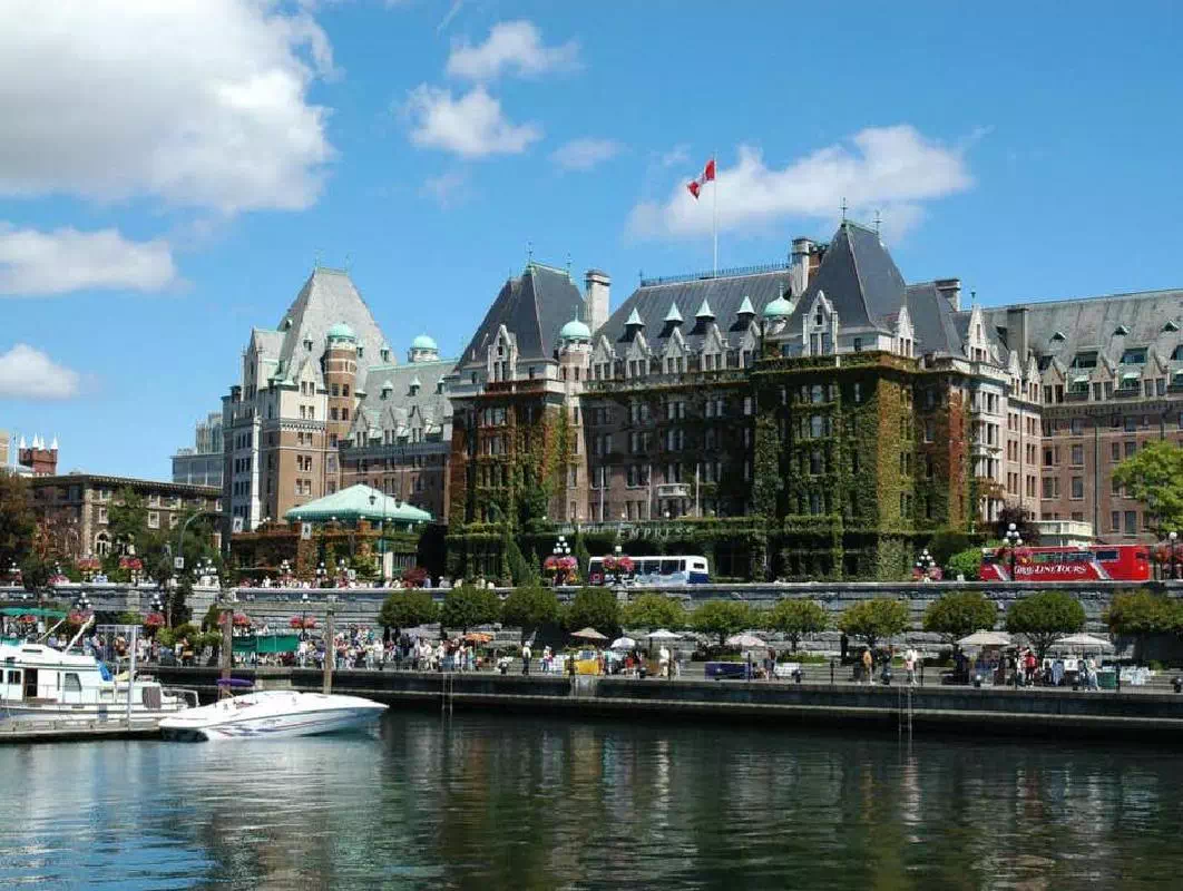 Victoria City and Butchart Gardens Tour with Ferry from Vancouver