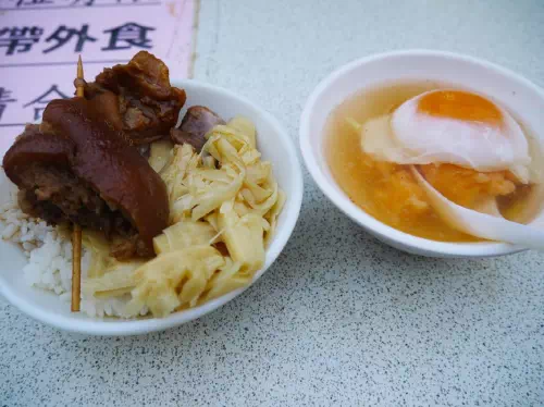 Taipei Ningxia Night Market Food Tour with Optional Bizarre Food Challenge