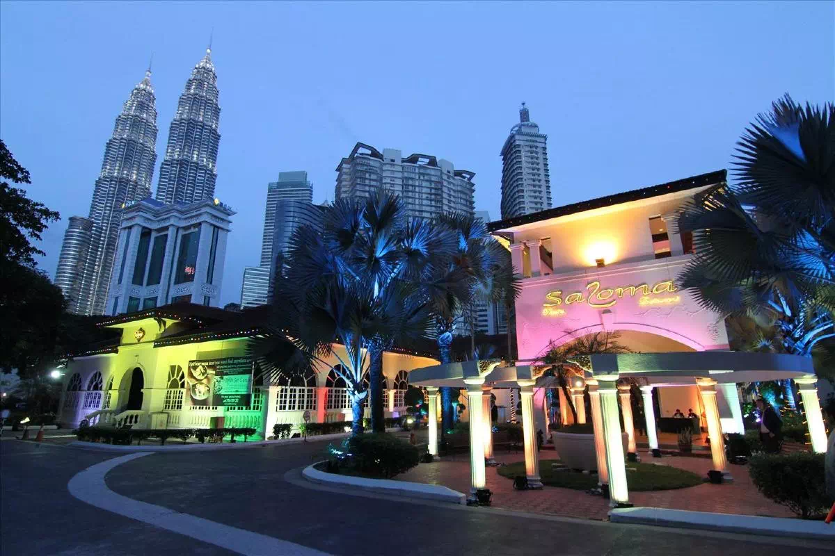Kuala Lumpur Night Tour with Authentic Malaysian Dinner and Cultural Show