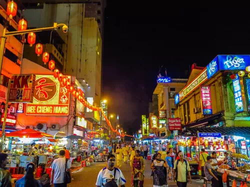 Kuala Lumpur Night Tour with Authentic Malaysian Dinner and Cultural Show