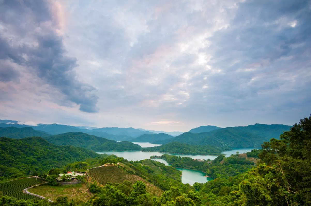 Thousand Island Lake and Pinglin Tea Plantation Tour in New Taipei City