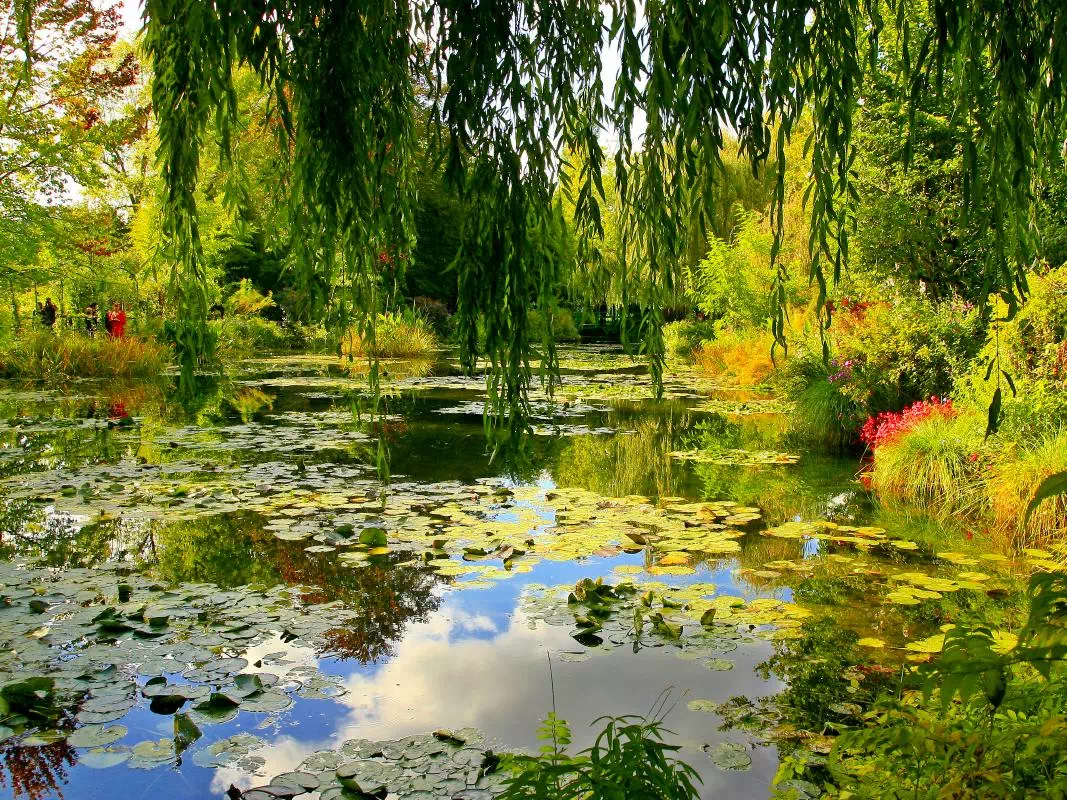 Small Group Giverny from Paris Day Trip with Priority Access to Monet's Gardens