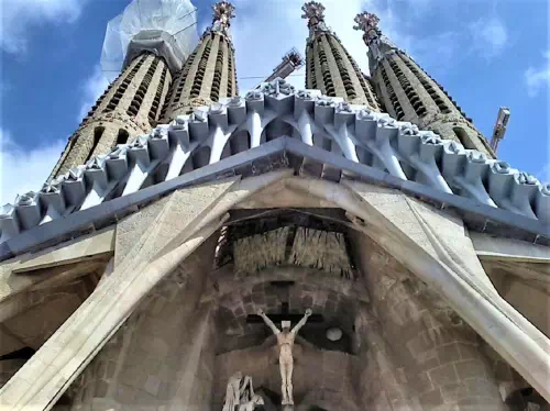 Barcelona Park Guell, La Pedrera and Casa Batllo Tour with Sagrada Familia Tower