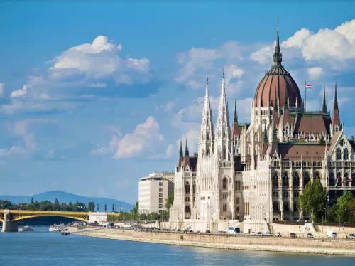 Budapest House of Parliament Guided Tour with Fast Track Tickets