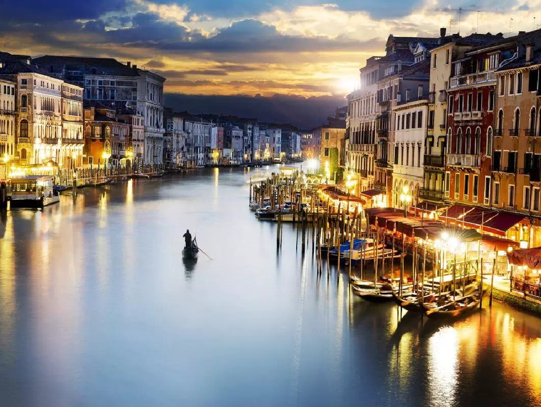 Venice Private Evening Gondola Ride with Romantic Serenade