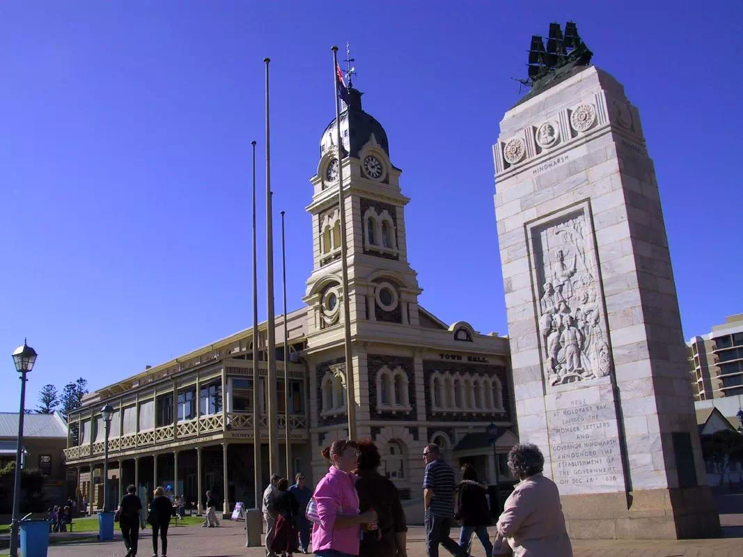 Adelaide City Tour with Torrens River Cruise and Adelaide Zoo Visit