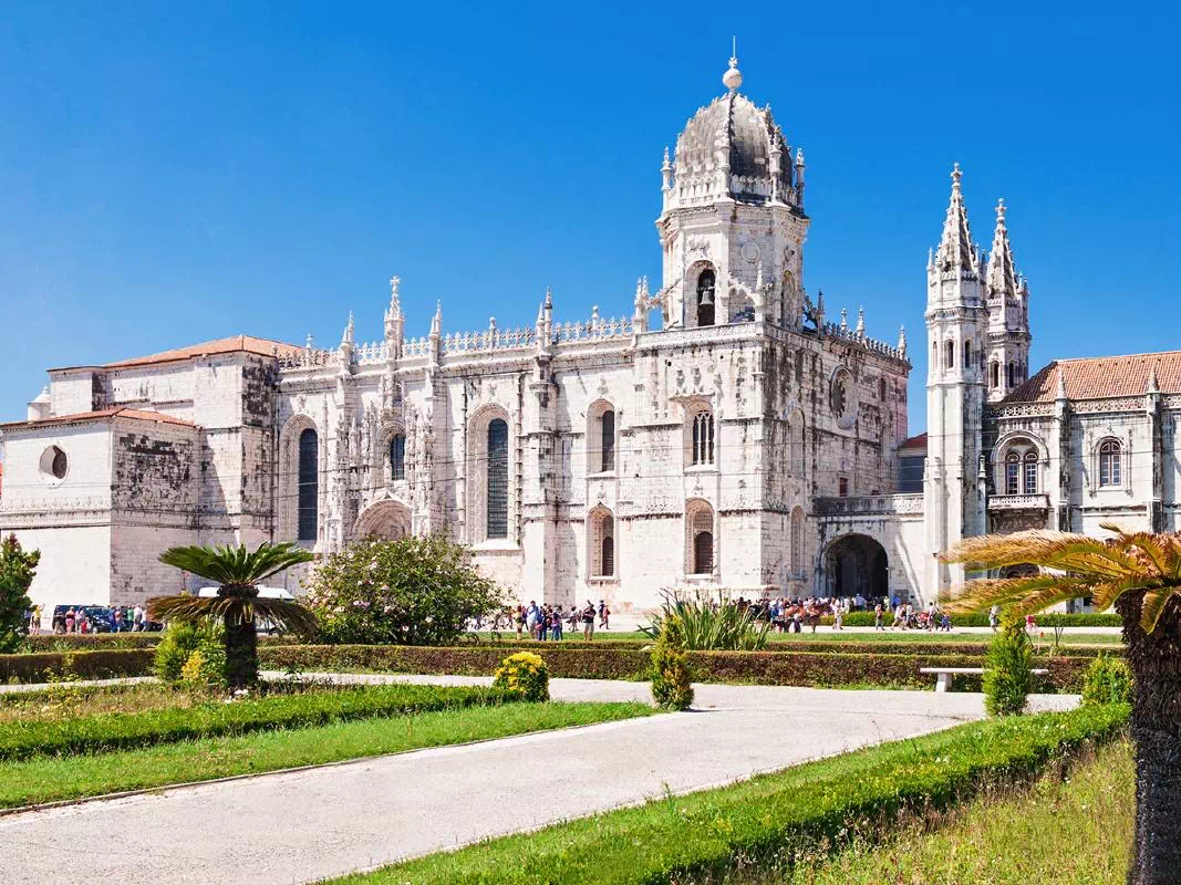 Lisbon and Arrabida Full-Day Private Tour with Food and Wine Tasting