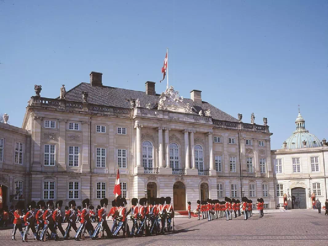 Copenhagen Panoramic Bus Tour with Changing of the Guard at Amalienborg Palace